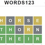 Litere dispuse în rânduri și coloane colorate în galben, gri și verde pe un fundal alb cu textul WORDS123 deasupra