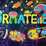Text colorat și personaje animate pe un fundal hexagonal, încadrând cuvântul Wormate