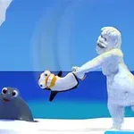 Un om de zăpadă aruncă un pinguin în aer, iar în fundal se vede o focă pe o banchiză de gheață