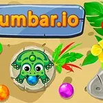 Imaginea prezintă un broască verde pe un fundal nisipos înconjurată de bile colorate și vegetație tropicală
